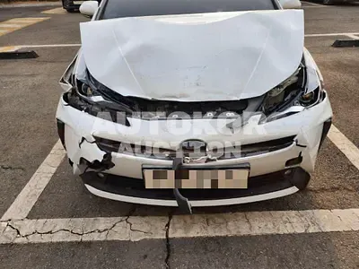 2020, Toyota / Prius, 32392 км., hybrid