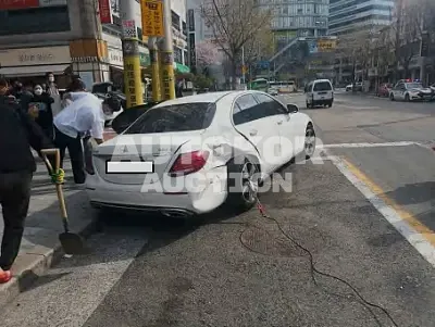 2017, Mercedes-Benz / E 300, VIN: WDDZF4KBXHA225825, 77676 км., gas