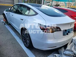2021, Tesla / Model 3, VIN: 5YJ3E1EB5MF892588, 32000 км., electric