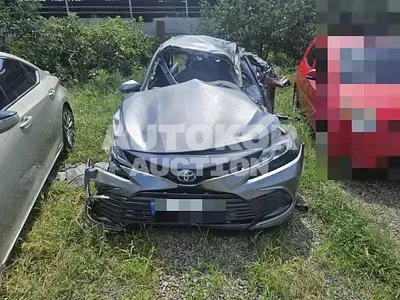 2023, Toyota / Camry, 180000 км., hybrid