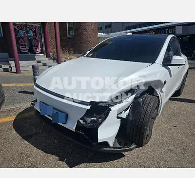 2025, Tesla / Model Y, VIN: LRWYGCFJ8SC326739, 5756 км., electric