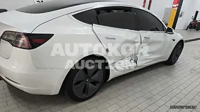 2020, Tesla / Model 3, VIN: 5YJ3E1EA8LF750113, 106817 км., electric