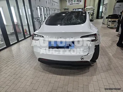 2024, Tesla / Model 3, 10684 км., electric