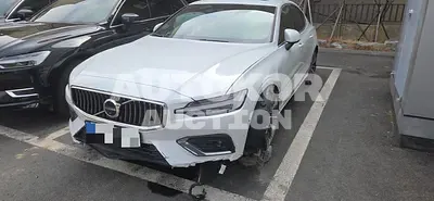 2022, Volvo / S60, 9522 км., hybrid, 1969 куб.см.