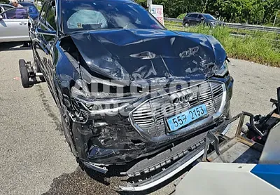 2022, Audi / e-tron, VIN: WAUZZZGE8NB002221, 41333 км., electric