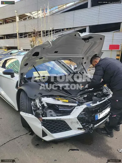 2021, Audi / R8, VIN: WUAZZZFX3N7900236, 5923 км., gas