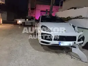 2022, Porsche / Cayenne, 6389 км., hybrid