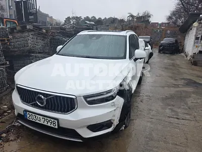 2022, Volvo / XC40, 61366 км., hybrid